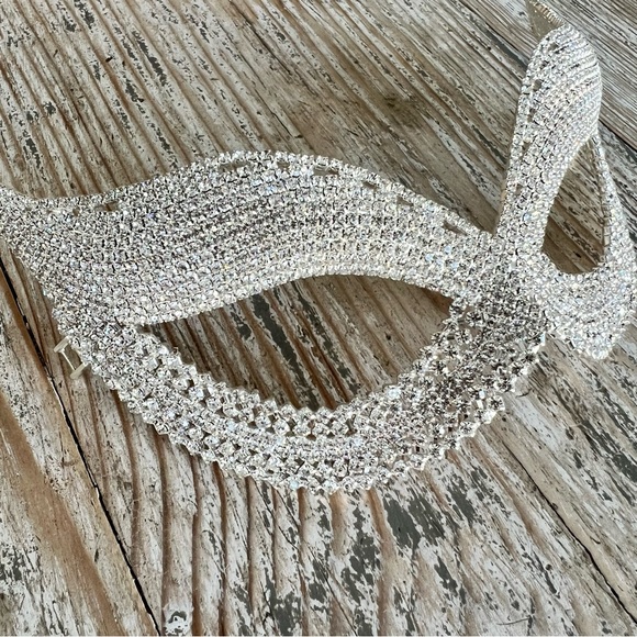 ARRIBAS BROTHERS DISNEY DISNEYLAND AUSTRIAN CRYSTAL MASQUERADE MASK - Picture 3 of 9